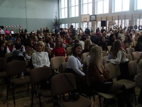 Zdjęcie przedstawia publiczność zebraną na XXIV Gminnym Przeglądzie Kolęd i Pastorałek w ZSP w Somiance.