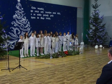 Zdjęcie przedstawia zwycięzców XXIV Gminnego Przeglądu Kolęd i Pastorałek, uczniów ZSP w Somiance.